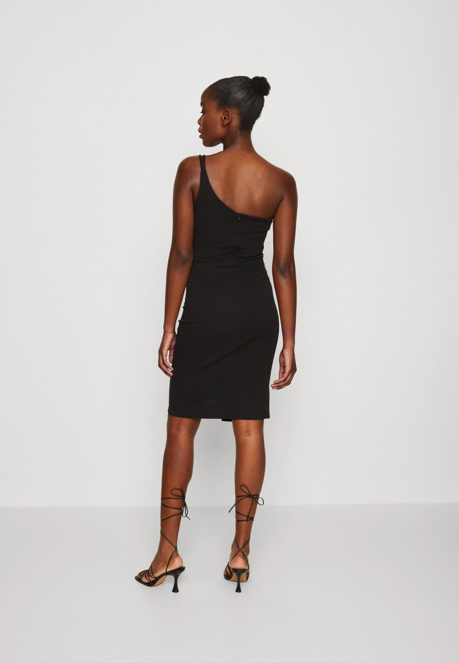 Wal G Valencia Cut Out One Shoulder Midi Dress - Robe En Jersey - Black 5 Wal G Valencia Cut Out One Shoulder Midi Dress - Robe En Jersey - Black – Image 3