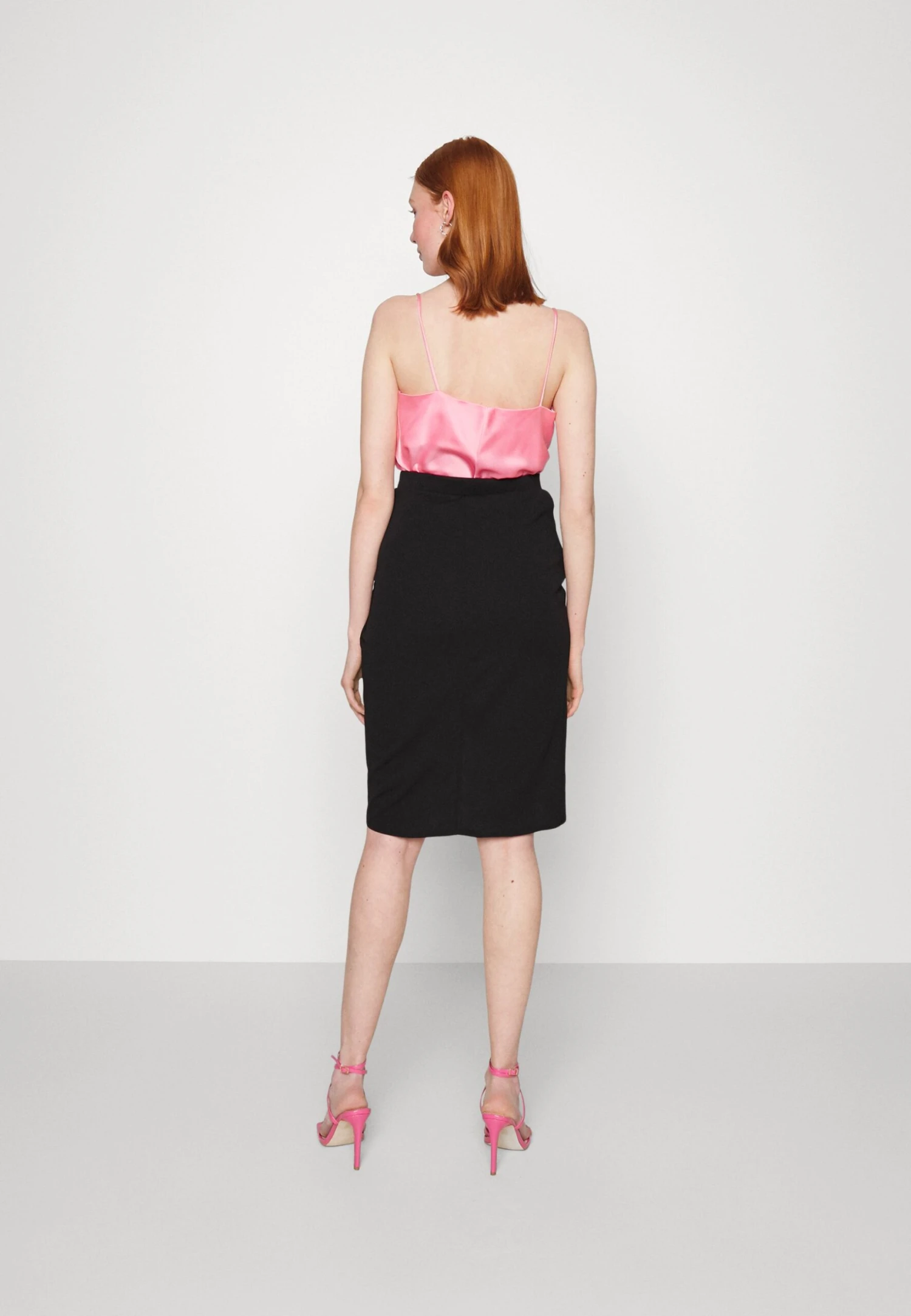 Wal G Kellian Pleat Skirt - Jupe Crayon - Black 5 Wal G Kellian Pleat Skirt - Jupe Crayon - Black – Image 3