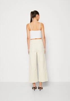 Wal G Christina Button Crop Top - Débardeur - White 10 Wal G Christina Button Crop Top - Débardeur - White -Wal G 1e3ca36ff104433384d99e01532939f3