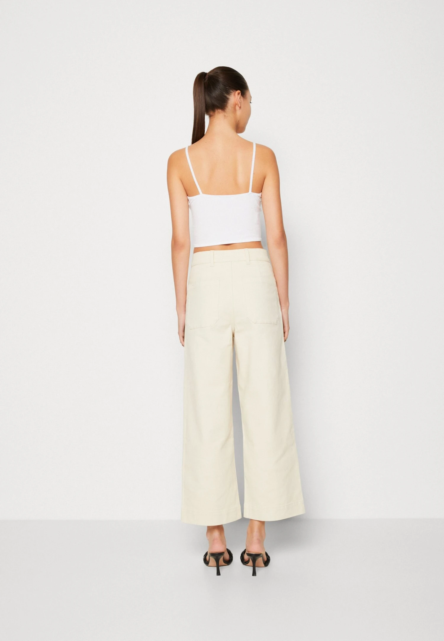 Wal G Christina Button Crop Top - Débardeur - White 5 Wal G Christina Button Crop Top - Débardeur - White – Image 3