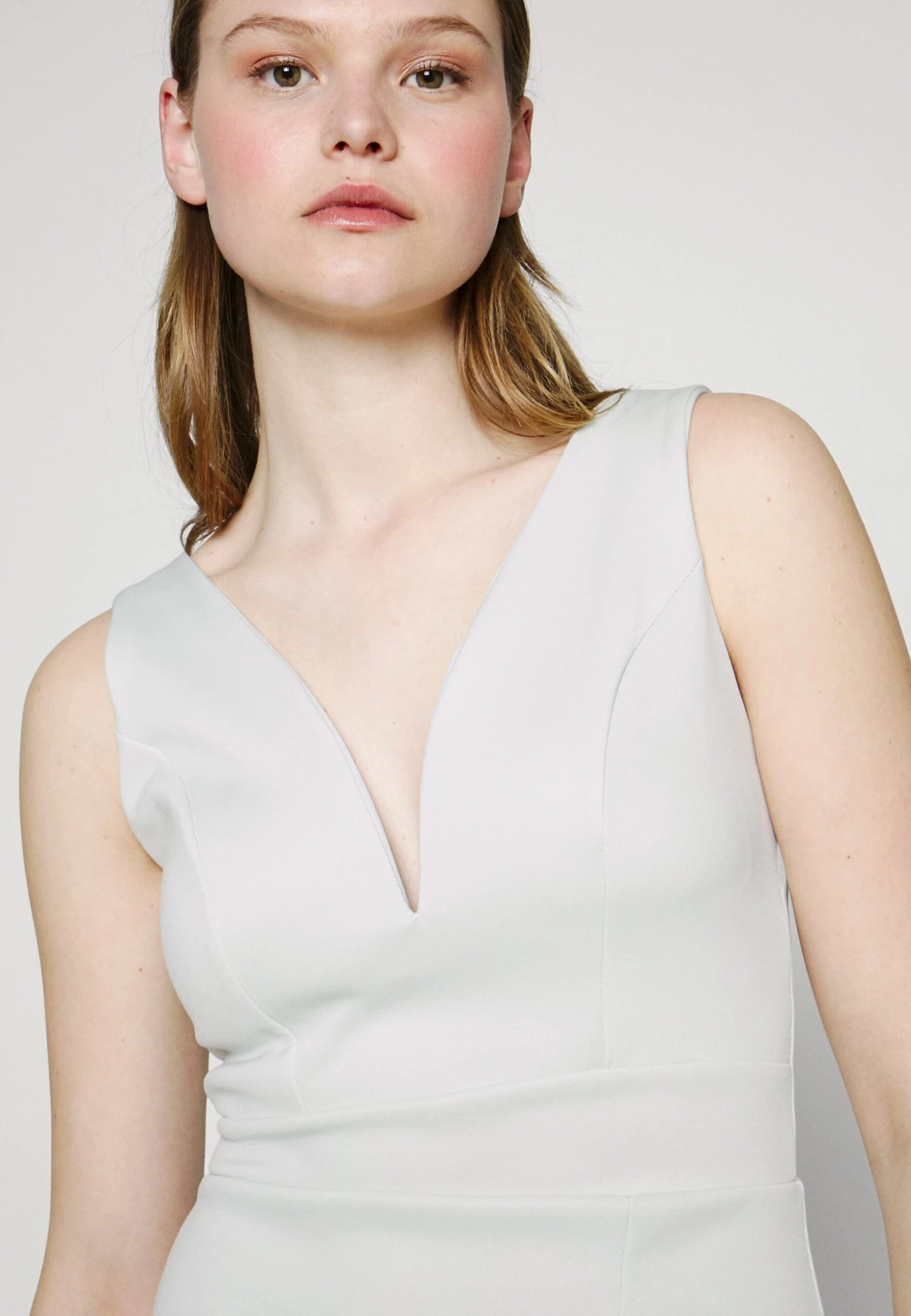 Wal G Wedding Alma V Neck Midi - Robe De Soirée - Sage Green 7 Wal G Wedding Alma V Neck Midi - Robe De Soirée - Sage Green – Image 5