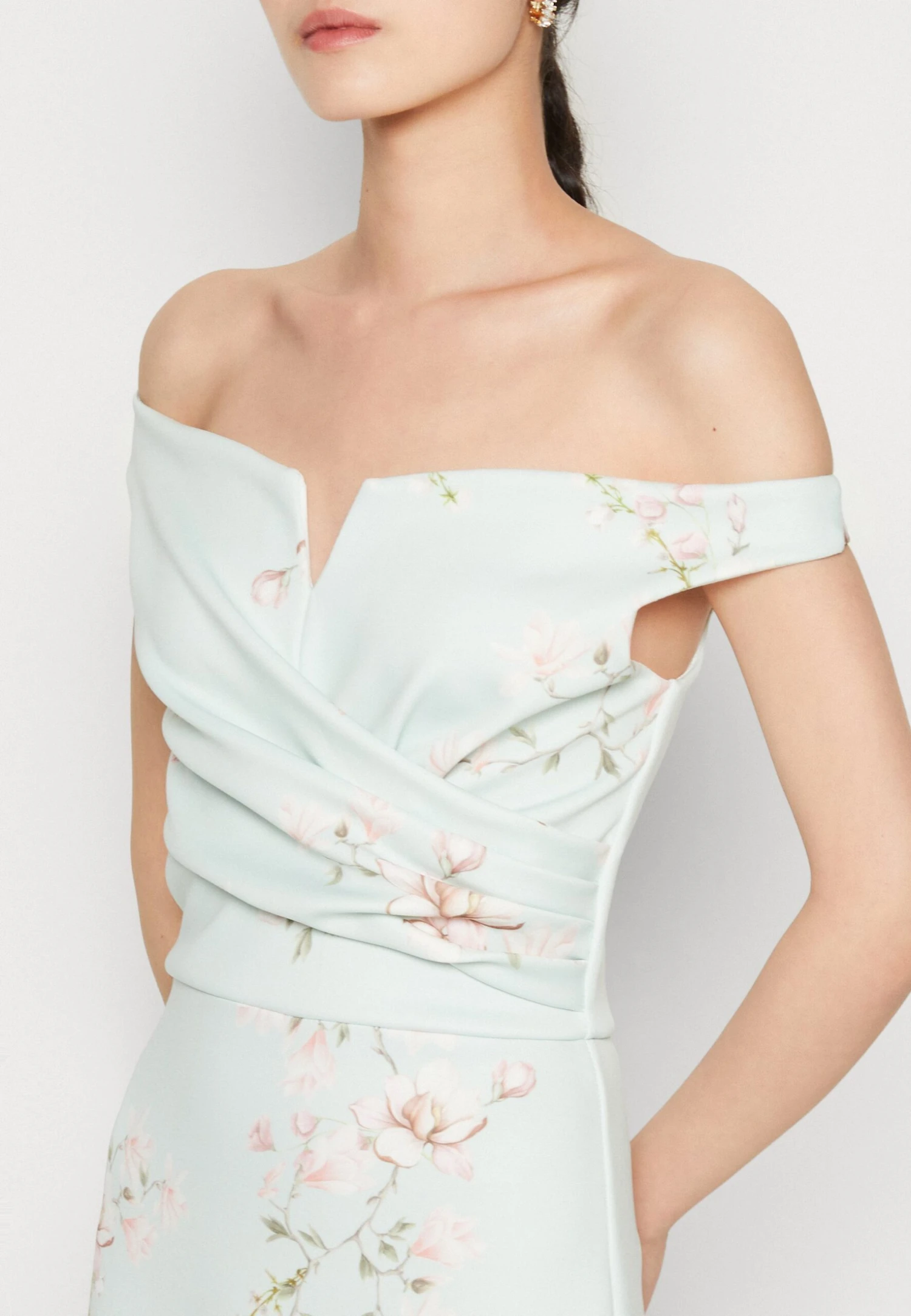 Wal G Wedding Kai V Neck Print Maxi - Robe De Cocktail - Sage Green 8 Wal G Wedding Kai V Neck Print Maxi - Robe De Cocktail - Sage Green – Image 6