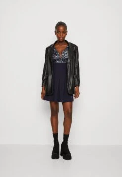 Wal G Belle V Neck Skater Dress - Robe De Soirée - Navy/White -Wal G 48409935a32e4e5aa04d12554f272069