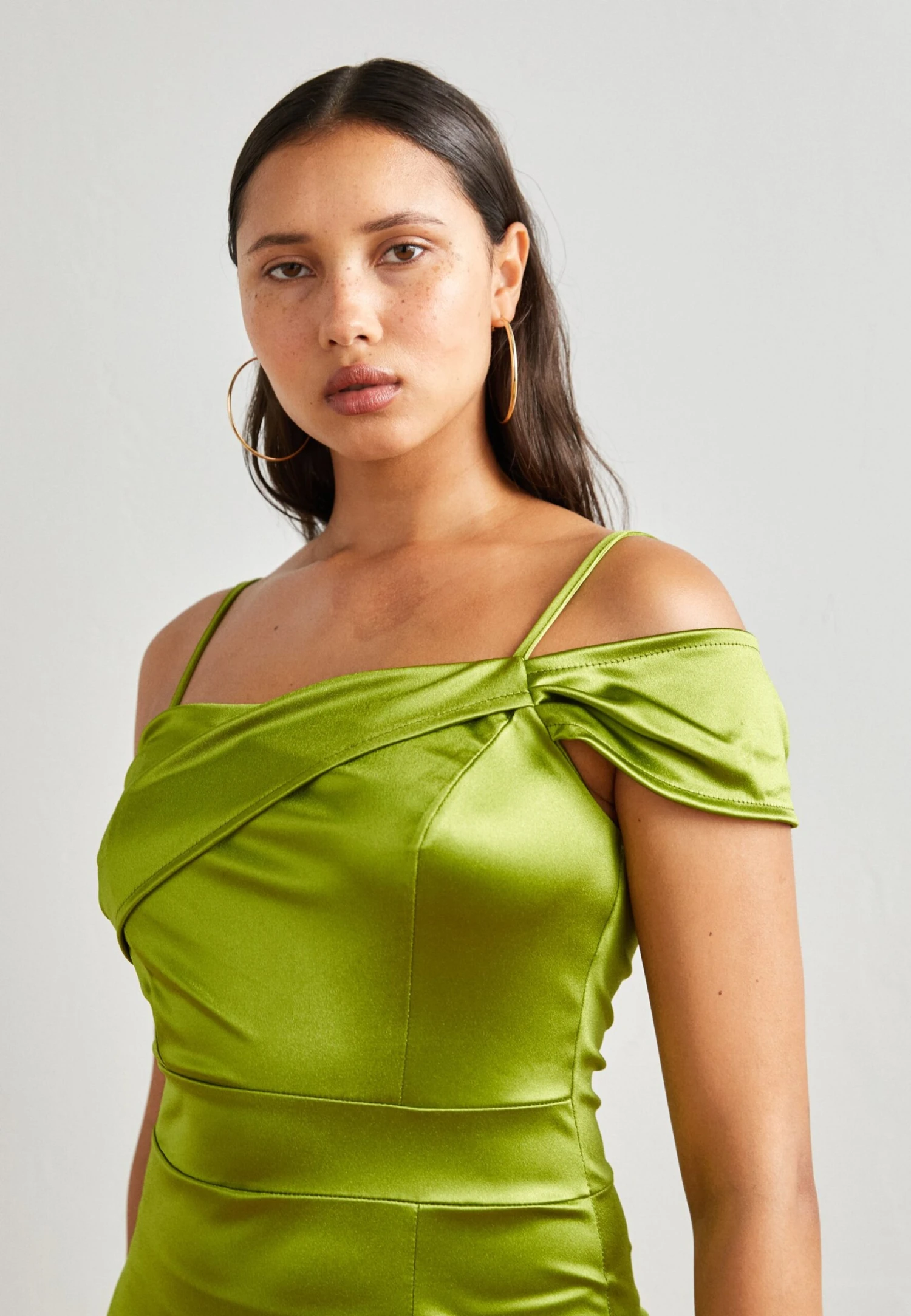 Wal G Peace Off Shoulder Midi - Robe De Soirée - Olive Green 5 Wal G Peace Off Shoulder Midi - Robe De Soirée - Olive Green – Image 3