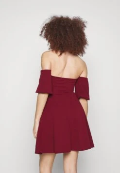 Wal G Renvi Off Shoulder Skater - Robe De Soirée - Berry Wine -Wal G 6d5a9127a20f41e7afda7eb6d16ff96e