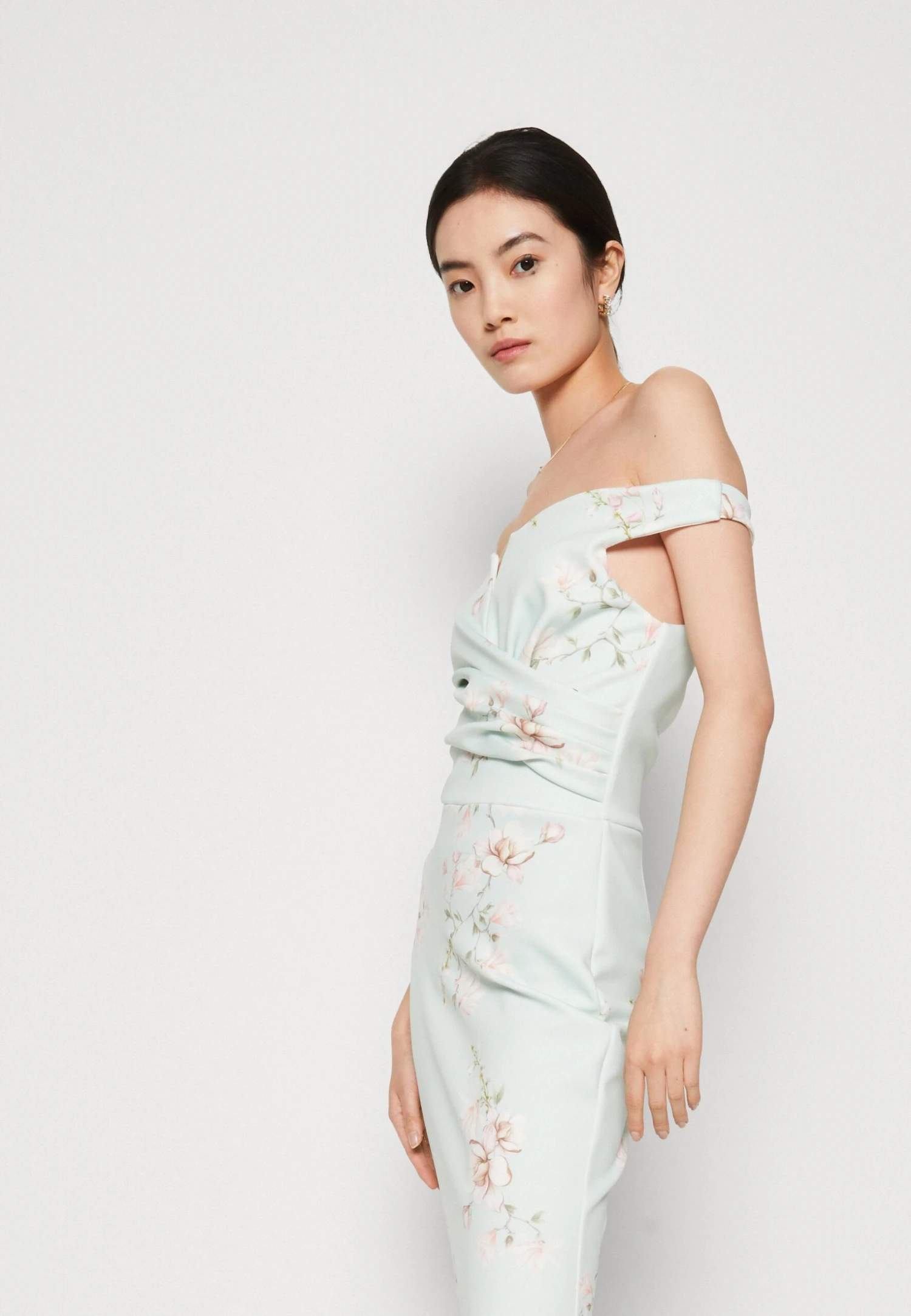 Wal G Wedding Kai V Neck Print Maxi - Robe De Cocktail - Sage Green 6 Wal G Wedding Kai V Neck Print Maxi - Robe De Cocktail - Sage Green – Image 4