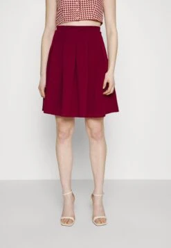 Wal G Zara Pleated Skater Skirt - Jupe Trapèze - Berry Wine