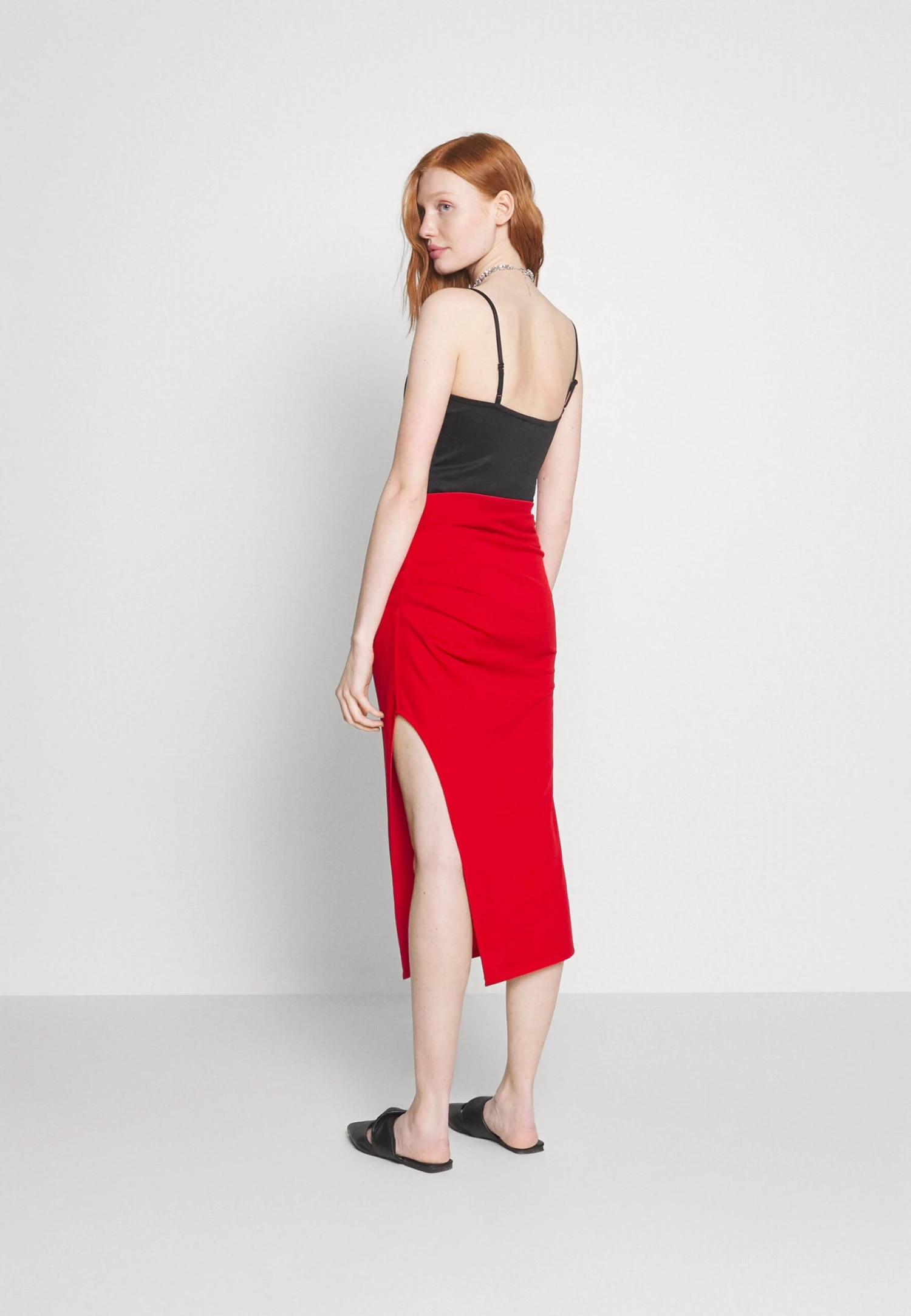 Wal G Reilly Rouched Midi Skirt - Jupe Crayon - Red 5 Wal G Reilly Rouched Midi Skirt - Jupe Crayon - Red – Image 3