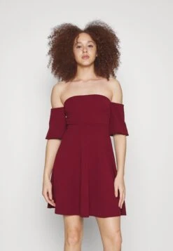 Wal G Renvi Off Shoulder Skater - Robe De Soirée - Berry Wine