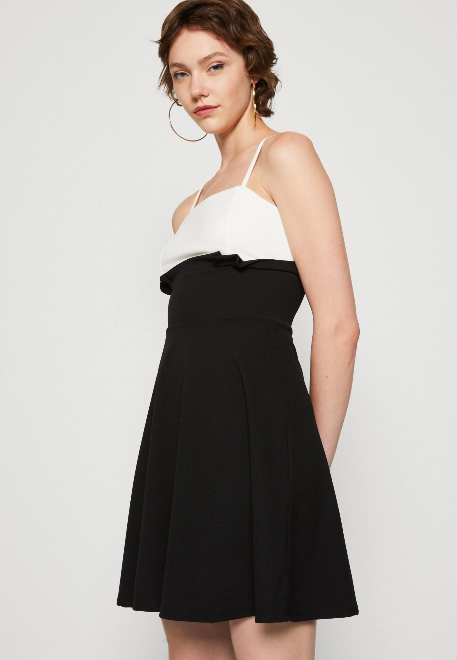 Wal G Janya Contrast Skater - Robe En Jersey - Black/White 6 Wal G Janya Contrast Skater - Robe En Jersey - Black/White – Image 4