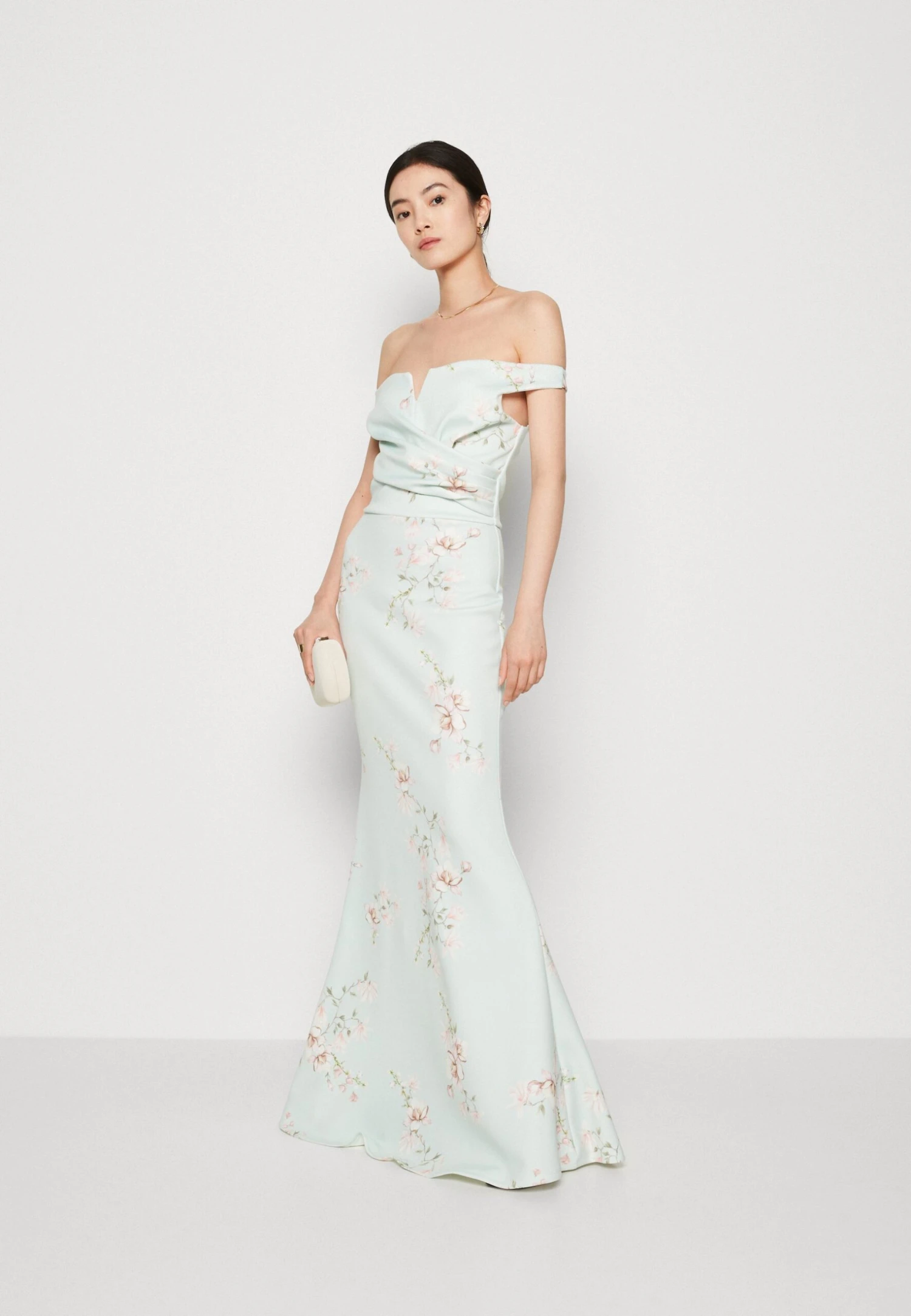 Wal G Wedding Kai V Neck Print Maxi - Robe De Cocktail - Sage Green 4 Wal G Wedding Kai V Neck Print Maxi - Robe De Cocktail - Sage Green – Image 2