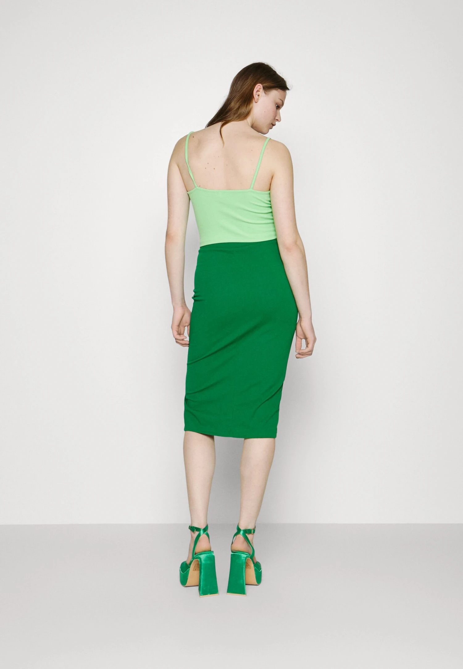 Wal G Lajo Midi Skirt - Jupe Crayon - Leaf Green 5 Wal G Lajo Midi Skirt - Jupe Crayon - Leaf Green – Image 3
