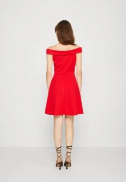 Wal G George Off Shoulder Skater - Robe En Jersey - Red -Wal G ab2eae6ef2fa4d97ac8acfcb781aa725