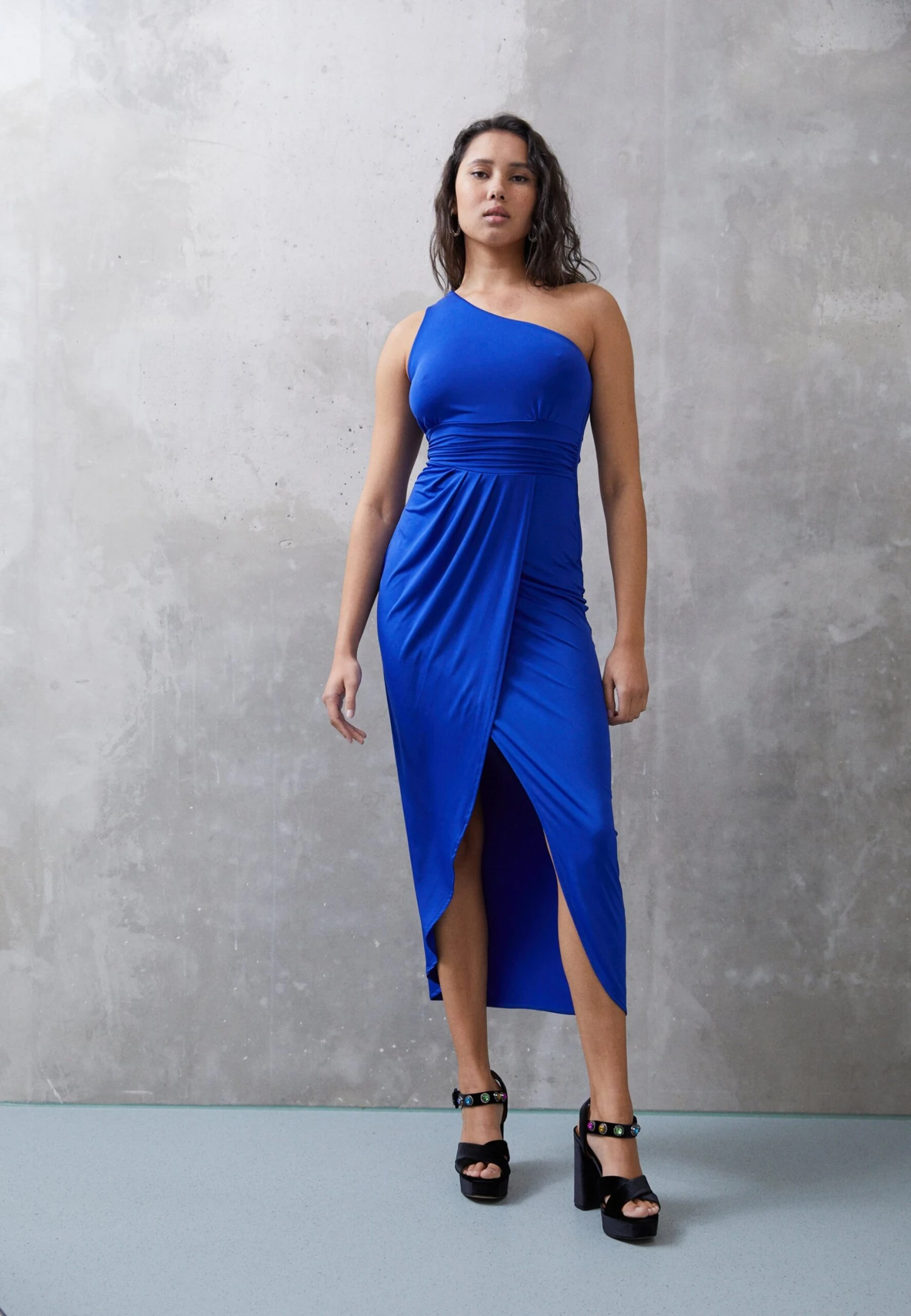 Wal G Party Bina One Shoulder Midi - Robe En Jersey - Electric Blue 4 Wal G Party Bina One Shoulder Midi - Robe En Jersey - Electric Blue – Image 2