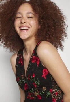 Wal G Embroidered Lace Maxi - Robe De Soirée - Black/Red -Wal G b86f3a8e294d40f5b793d48a672ba89c