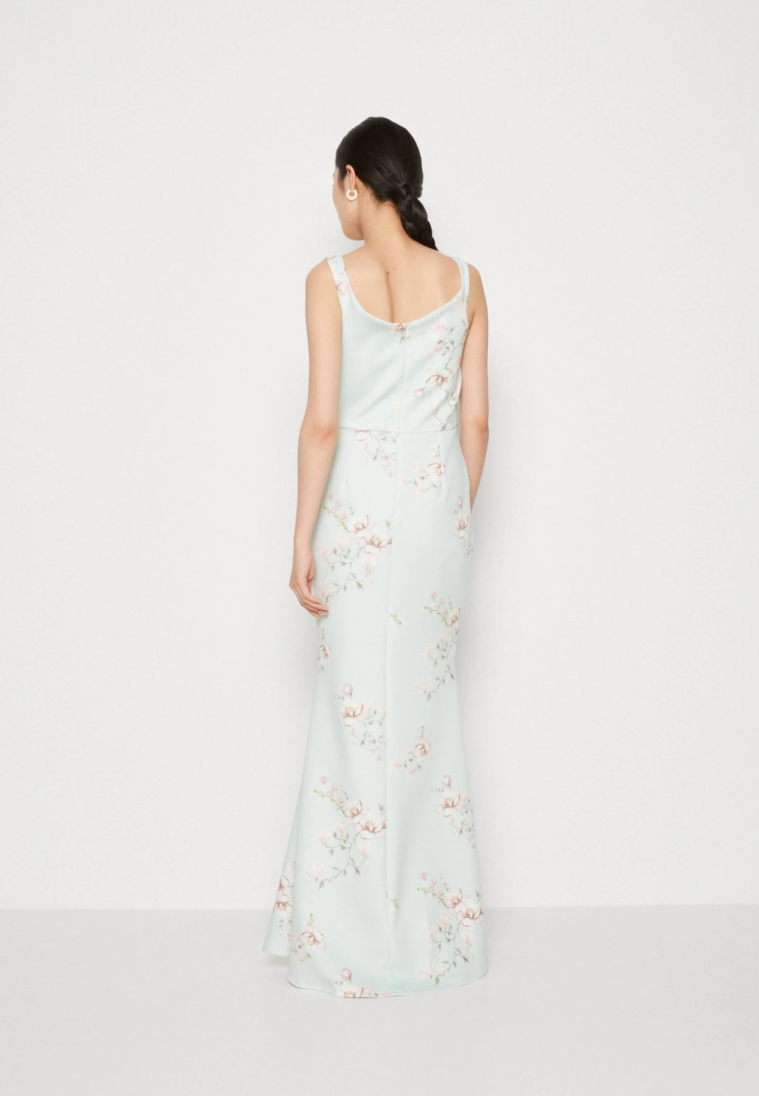 Wal G Wedding Kai V Neck Print Maxi - Robe De Cocktail - Sage Green 5 Wal G Wedding Kai V Neck Print Maxi - Robe De Cocktail - Sage Green – Image 3