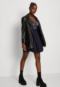 Wal G Belle V Neck Skater Dress - Robe De Soirée - Navy/White -Wal G bf6b978f681f4b4ab6575a2b50bab67a