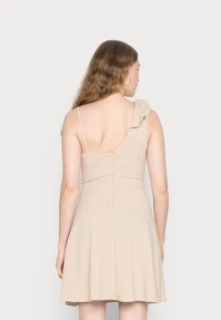 Wal G Jolene Asymmetric Skater Dress - Robe En Jersey - Beige -Wal G f0d4dce2a0424e00b6268eb0e575b529